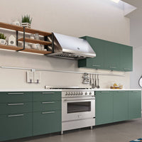 Coifa Bertazzoni Calabria Parede Inox 122cm instalada como coifa de parede em inox escovado com formato inclinado, painel de botões e duto visível