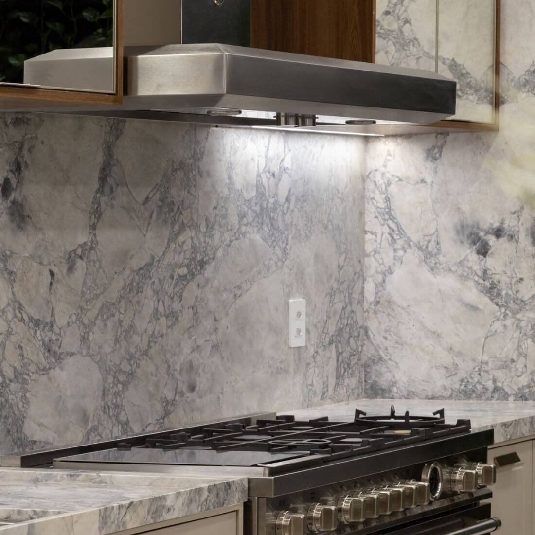 Coifa Bertazzoni Vavano de Parede Inox 122cm: coifa de parede em inox escovado, formato retangular, iluminação e duto visível sobre fogão