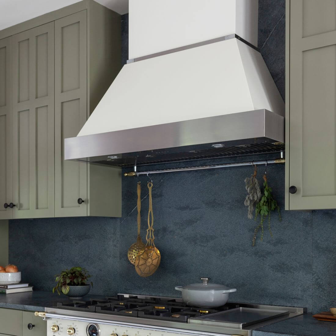 Coifa Bertazzoni Heritage de Parede Marfim 122cm coifa de parede em marfim com faixa inox, formato piramidal, iluminação LED e duto visível