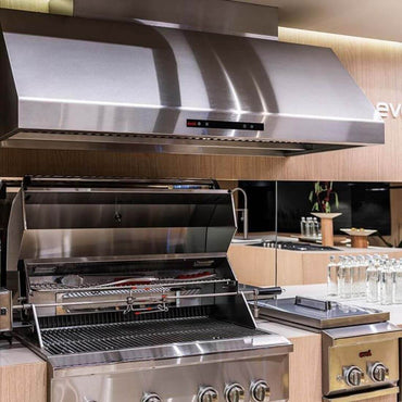 Coifa Evol Alpha para Churrasqueira Inox 145cm 2 Motores: coifa de parede em inox, formato inclinado, dois motores visíveis e painel touch
