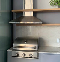 Coifa Evol Omega para Churrasqueira Inox 75cm - coifa de parede em inox piramidal sobre churrasqueira, painel com botões e duto visível
