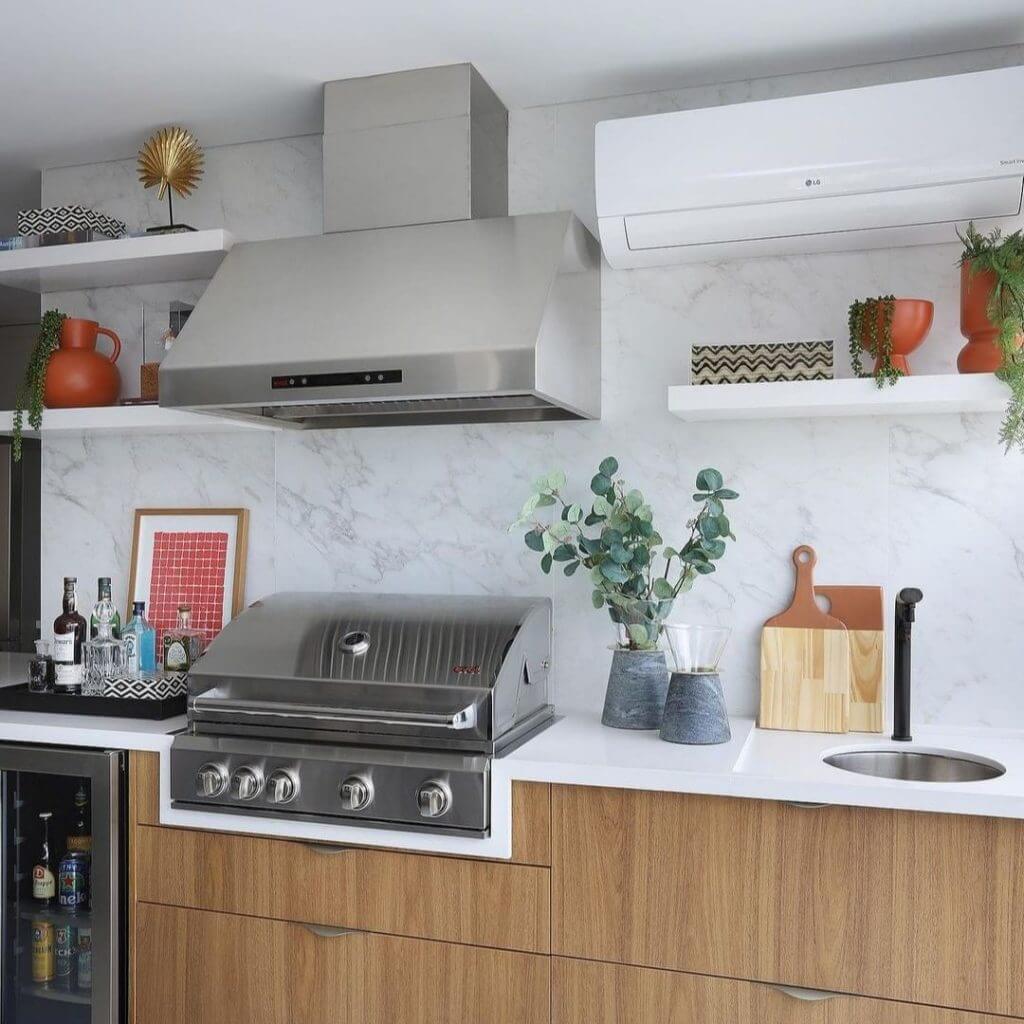 Coifa Evol Alpha para Churrasqueira Inox 90cm - coifa de parede em inox piramidal sobre churrasqueira, painel touch e acabamento premium