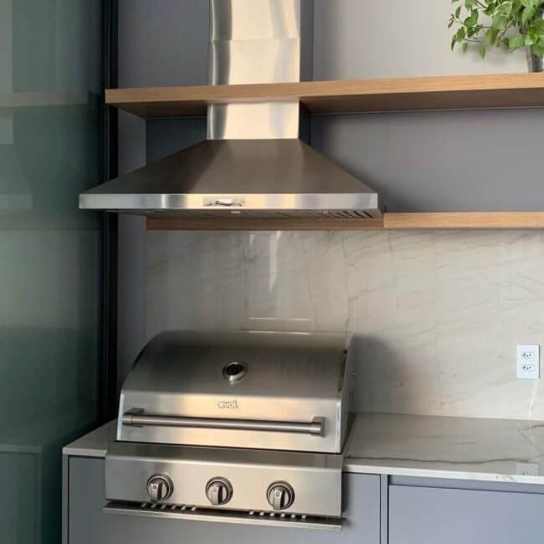 Coifa Evol Omega para Churrasqueira Inox 90cm — coifa de parede em inox AISI 304 piramidal sobre churrasqueira, duto visível e acabamento escovado