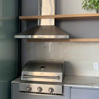 Coifa Evol Omega para Churrasqueira Inox 90cm — coifa de parede em inox AISI 304 piramidal sobre churrasqueira, duto visível e acabamento escovado