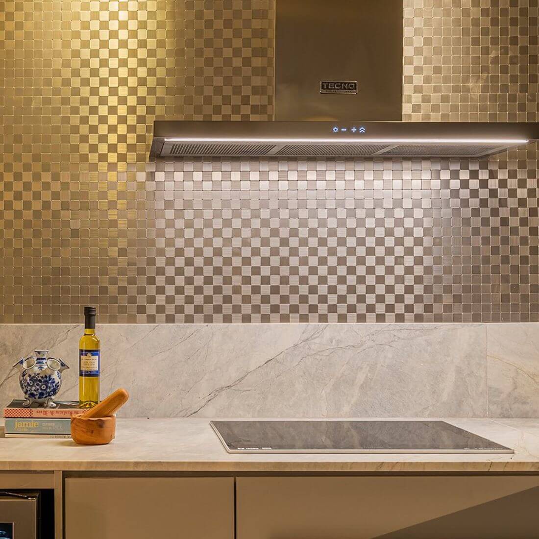 Coifa Tecno Professional de Parede Inox 90cm em inox escovado, formato retangular inclinada, iluminação LED e painel touch sobre cooktop