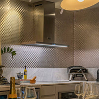 Coifa Tecno Professional de Parede Inox 90cm instalada em parede, acabamento inox escovado, luz LED e duto aparente em cozinha moderna