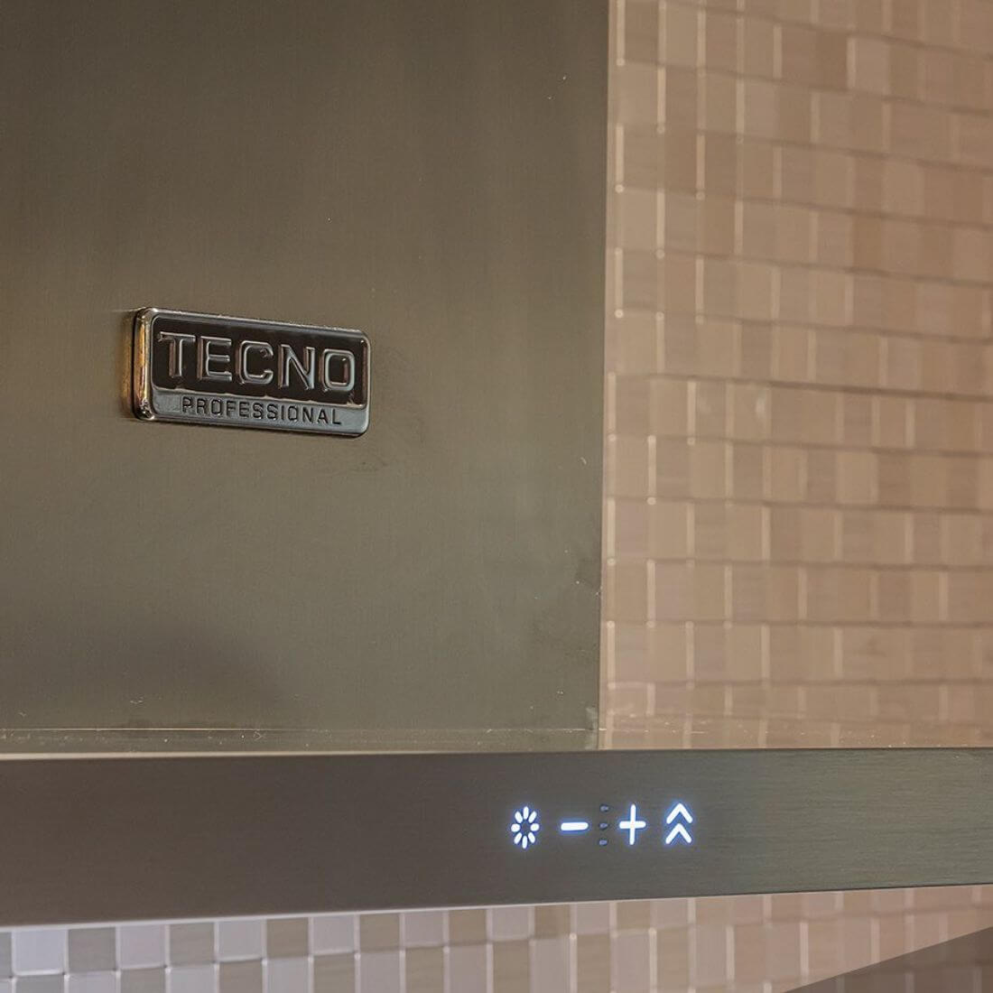 Coifa Tecno Professional de Parede Inox 90cm - detalhe em inox escovado com logo, painel touch iluminado e design retangular
