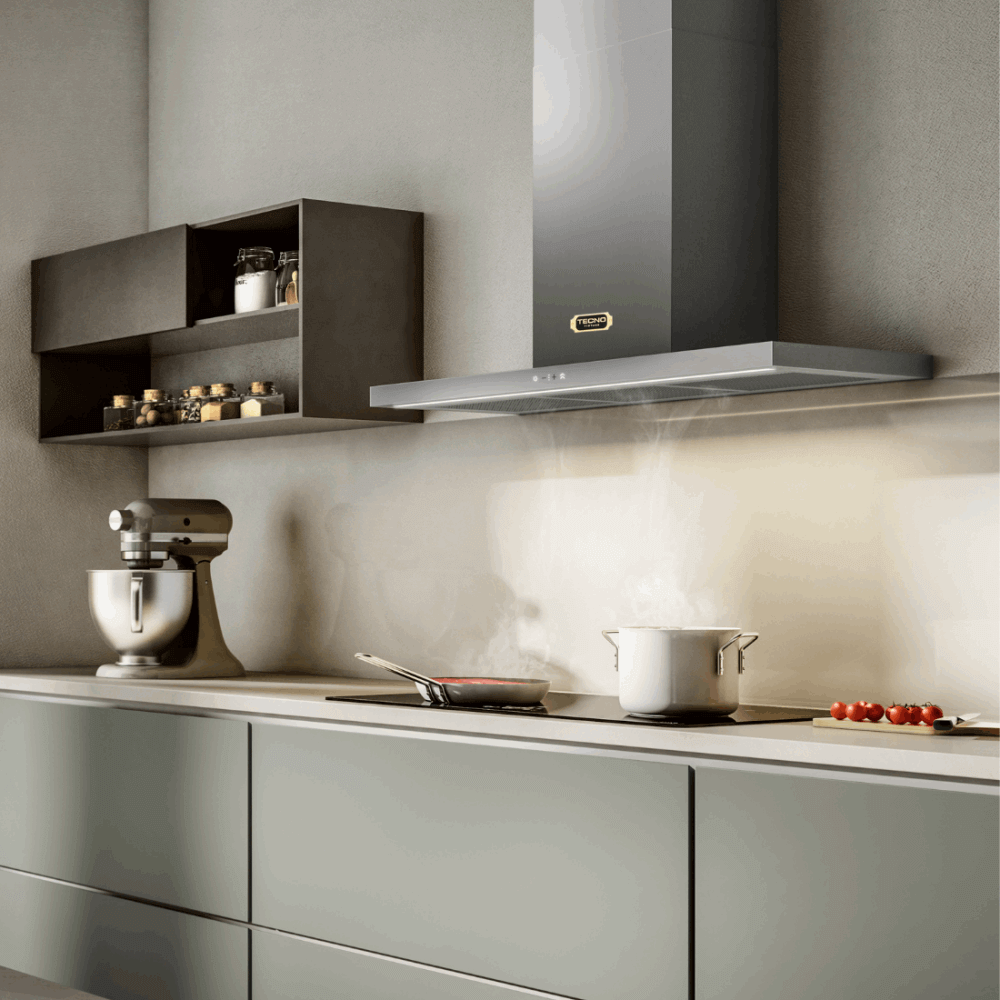 Coifa Tecno Vintage de Parede Inox 90cm instalada em parede com acabamento inox escovado, formato retangular inclinado e painel touch