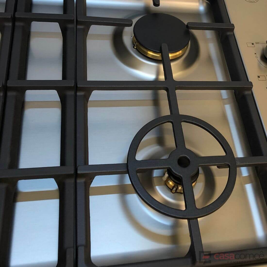 Cooktop a Gás Bertazzoni Master 4 Bocas Inox 75cm mostrando superfície inox, 4 queimadores Sabaf, trempes em ferro esmaltado e design italiano