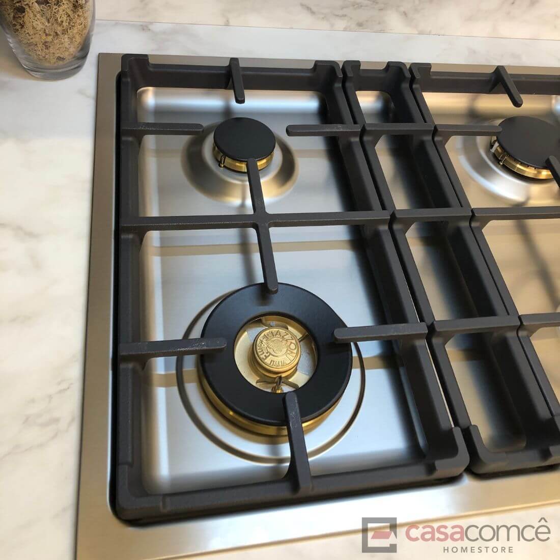Cooktop à Gás Bertazzoni Professional 4 Bocas Inox 75cm em inox com trempes em ferro fundido e queimadores de latão dourado estilo italiano