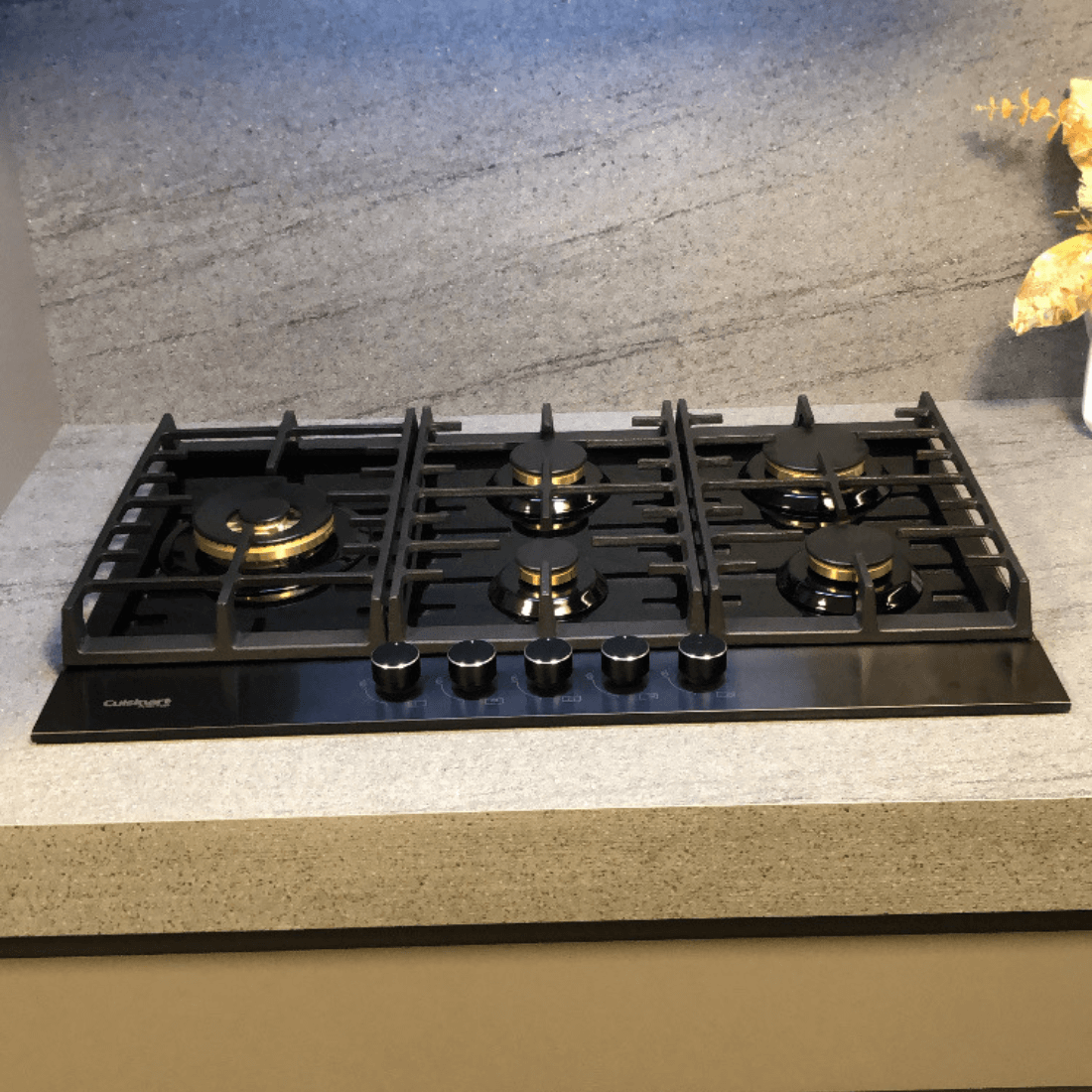 Cooktop à Gás Cuisinart Arkton 5 Bocas Vidro Preto 90cm em vidro temperado preto, trempes e queimadores em ferro fundido, acendimento automático