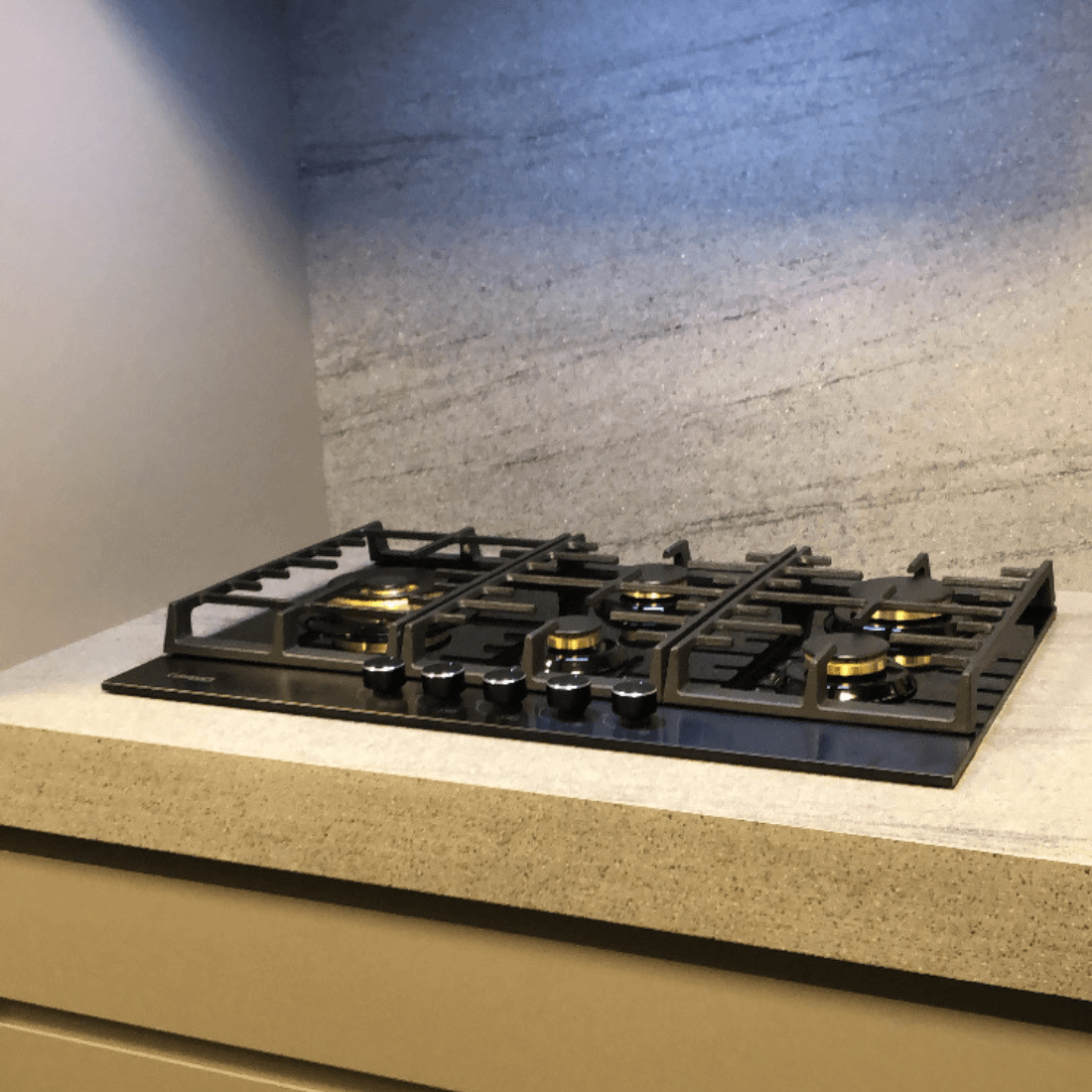 Cooktop à Gás Cuisinart Arkton 5 Bocas Vidro Preto 75cm em vidro temperado preto com trempes em ferro fundido e acendimento super automático