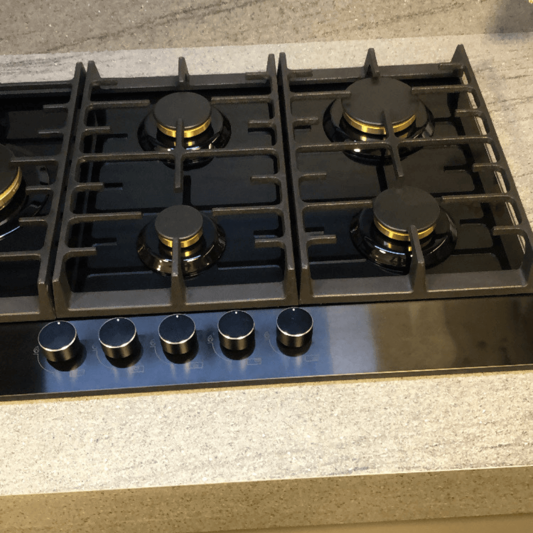 Cooktop à Gás Cuisinart Arkton 5 Bocas Vidro Preto 90cm em vidro temperado preto com trempes ferro fundido e acendimento super automático