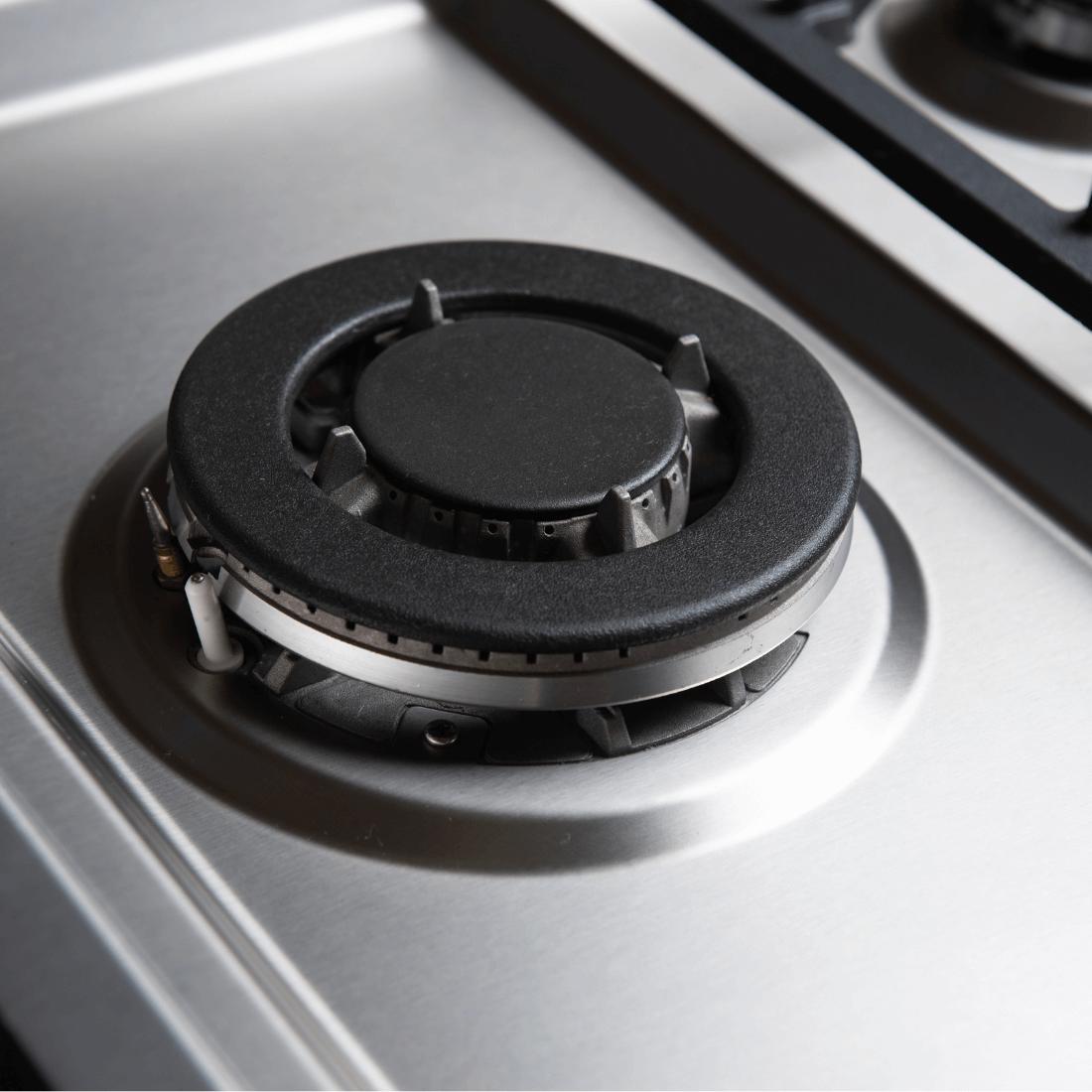 Cooktop a gás Cuisinart Arkton 5 Bocas Inox 90cm com acabamento inox, trempe em ferro fundido, tripla-chama lateral e acendimento superautomático