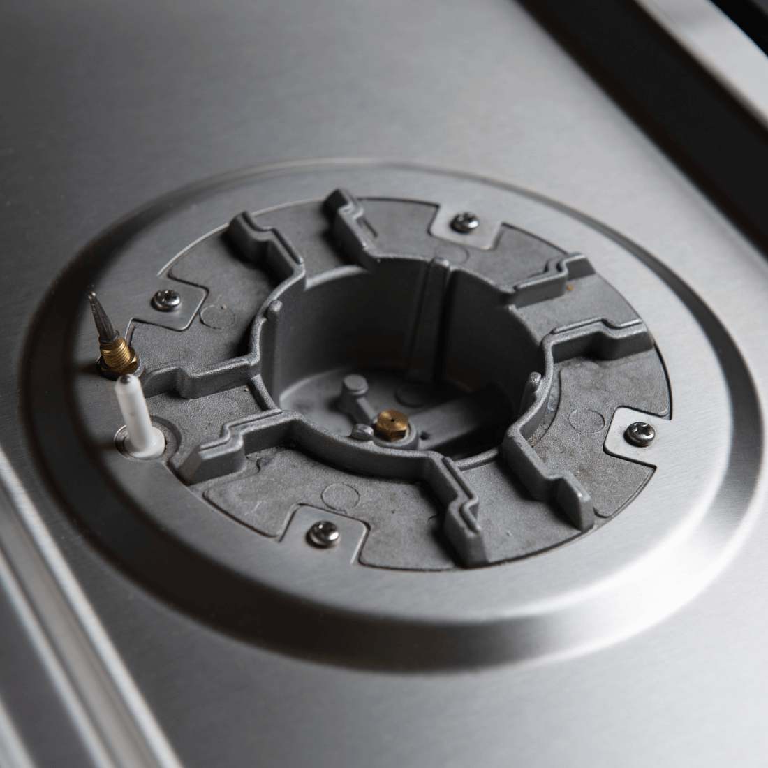 Cooktop a gás Cuisinart Arkton 5 Bocas Inox 90cm mostrando queimador tripla-chama em inox com trempe de ferro fundido e acendimento superautomático