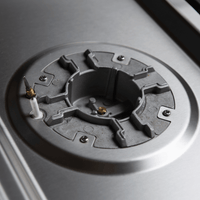 Cooktop a gás Cuisinart Arkton 5 Bocas Inox 90cm mostrando queimador tripla-chama em inox com trempe de ferro fundido e acendimento superautomático