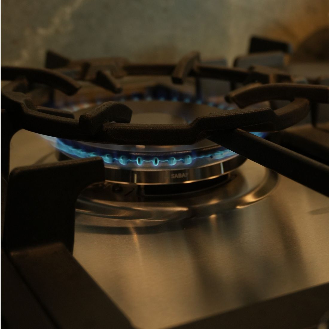 Cooktop à Gás Debacco Zurique 5 Bocas Inox 70cm em inox com chama azul acesa, trempes em ferro fundido e design semiprofissional