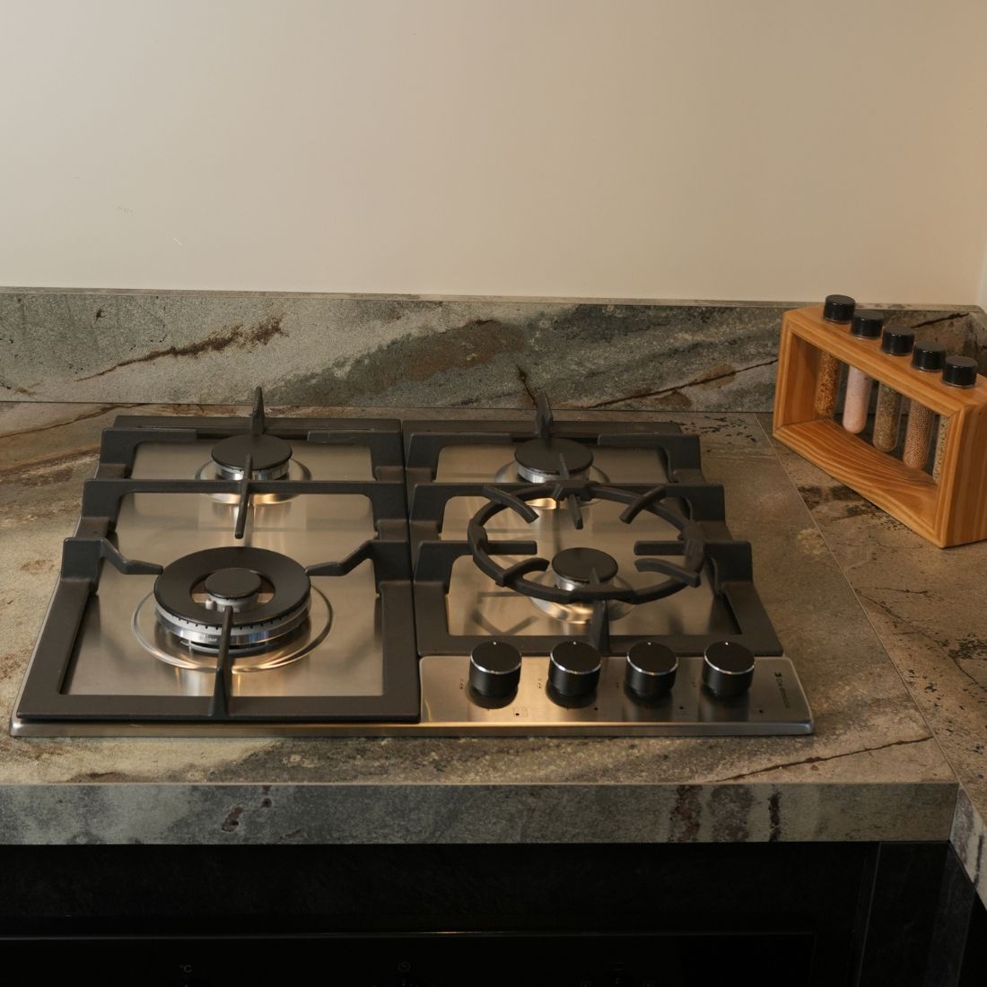 Cooktop à Gás Debacco Zurique 4 Bocas Inox 60cm - cooktop a gás inox 4 queimadores com trempes em ferro fundido e acendimento automático