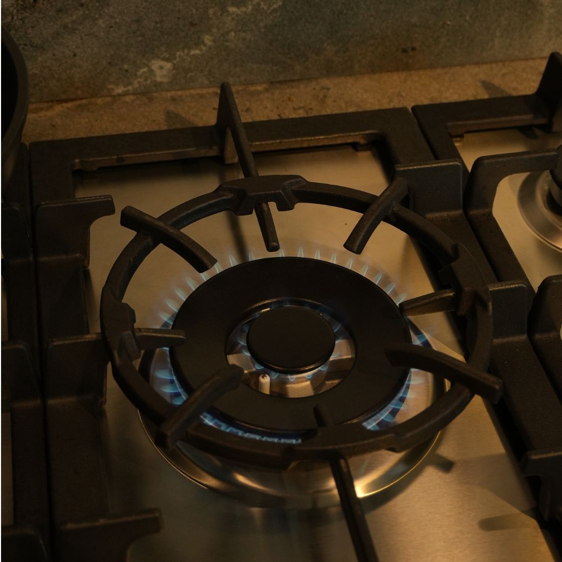 Cooktop à Gás Debacco Zurique 5 Bocas Inox 70cm cooktop a gás com superfície inox, 5 queimadores, trempes de ferro fundido e chama acesa