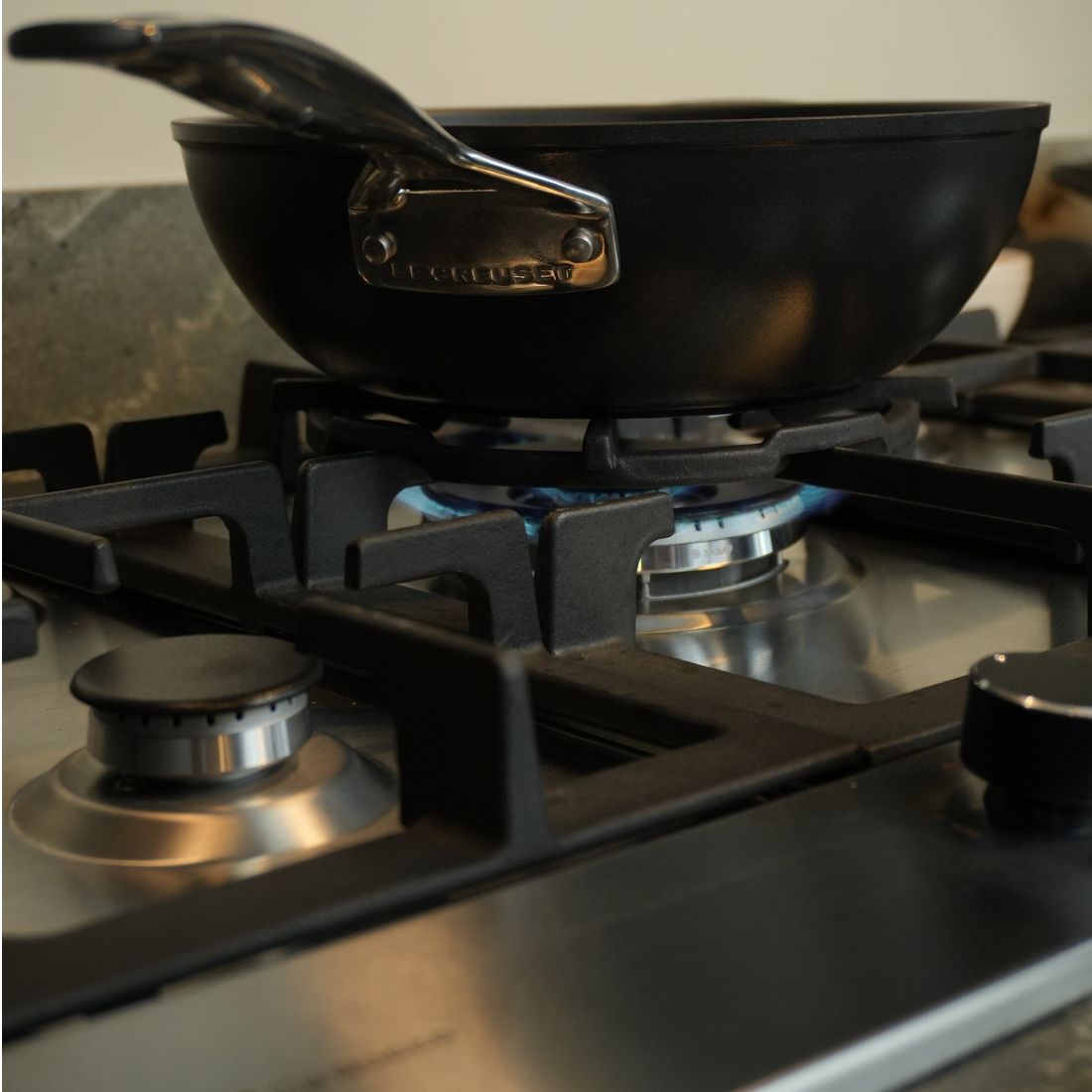 Cooktop à Gás Debacco Zurique 5 Bocas Inox 70cm em inox com queimadores em chamas, trempes em ferro fundido e acendimento automático