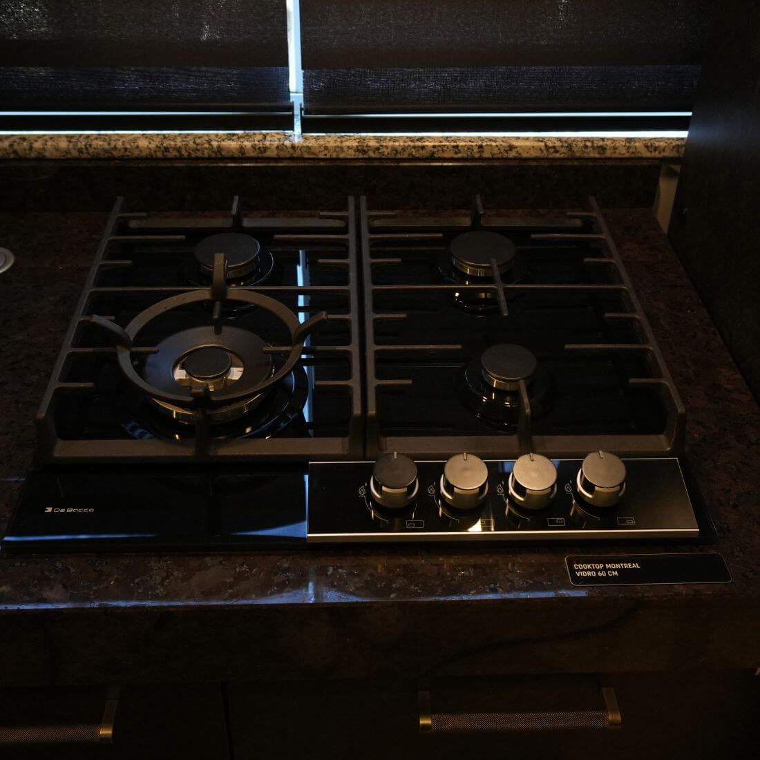 Cooktop à Gás Debacco Montreal 4 Bocas Vidro Preto 60cm em vidro temperado preto, 4 bocas com queimador Dual Flame e trempes em ferro fundido