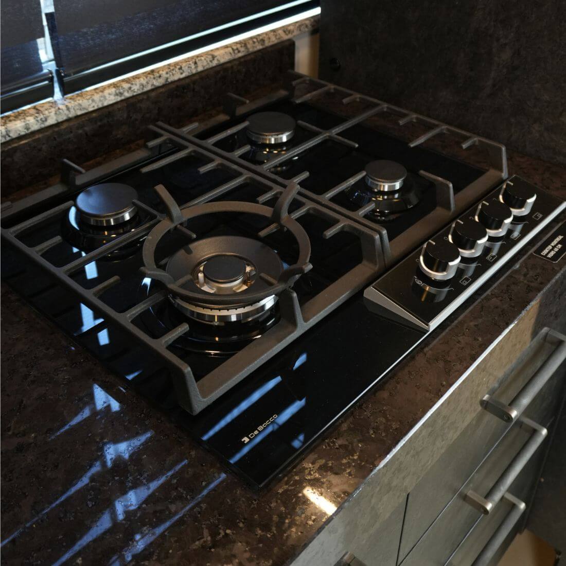Cooktop à Gás Debacco Montreal 4 Bocas Vidro Preto 60cm em vidro temperado preto, queimadores Dual Flame, trempes ferro fundido e acendimento automático