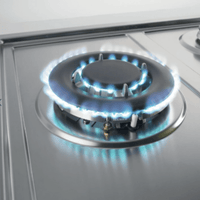 Cooktop á Gás Gorenje 5 Bocas 90cm Inox mostrando queimador triplo aceso em inox com trempes em ferro gusa