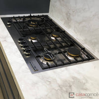Cooktop a Gás Tecno Professional 5 Bocas Inox 90cm em inox com painel frontal, trempes ferro fundido, queimadores Sabaf e acendimento automático