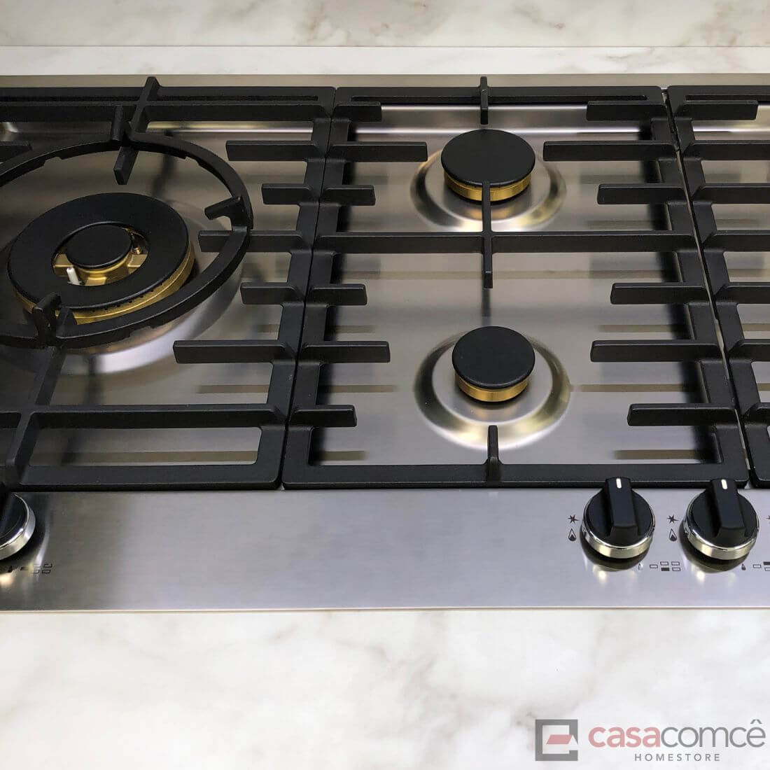 Cooktop a Gás Tecno Professional 5 Bocas Inox 90cm em inox com acabamento italiano, queimadores Sabaf, trempes ferro fundido e acendimento automático