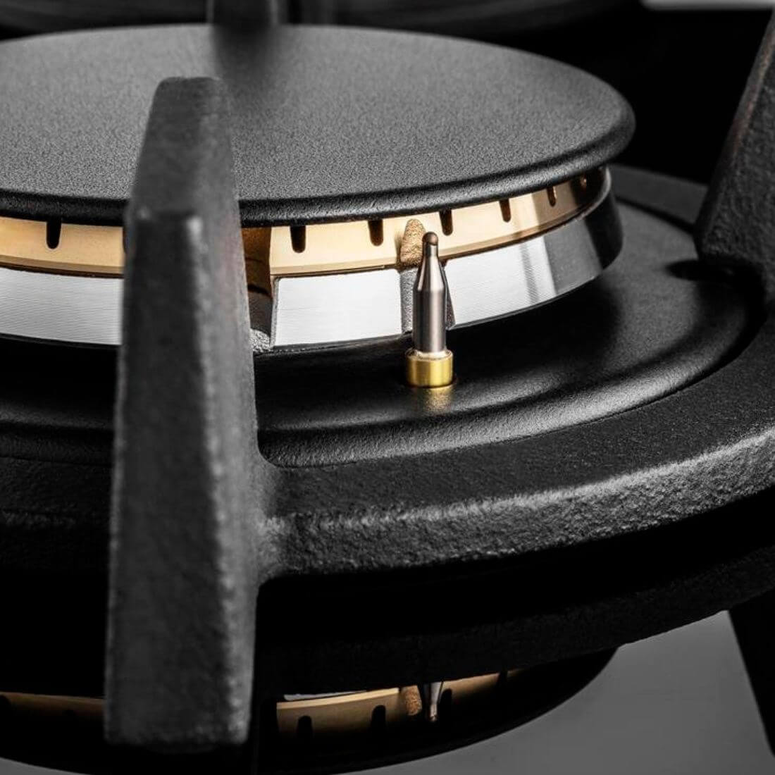 Cooktop à Gás Tecno 5 Bocas Vitrocerâmico 90cm: close de queimador dual flame em vidro vitrocerâmico preto com trempes em ferro fundido