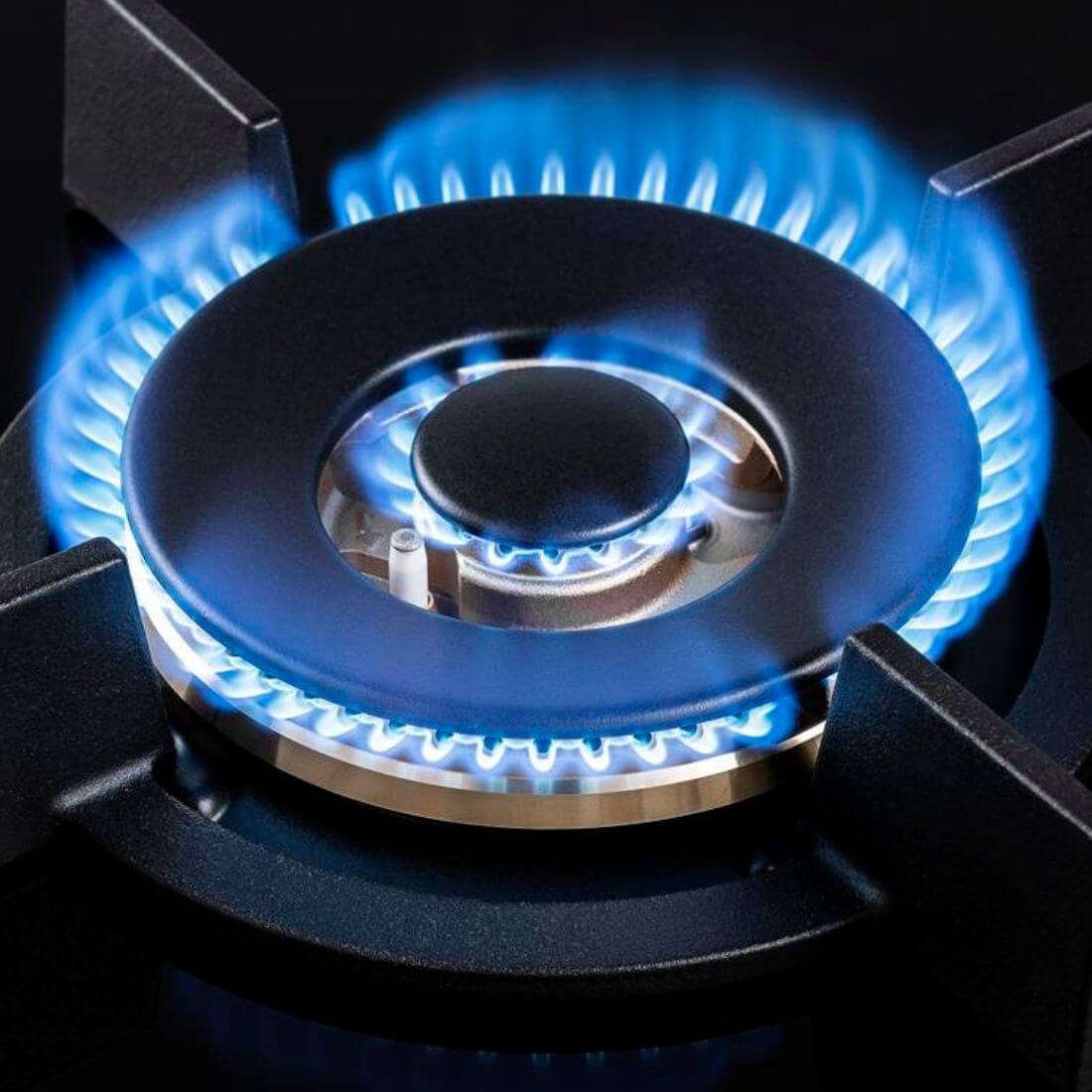 Cooktop à Gás Tecno 5 Bocas Vitrocerâmico 90cm com queimador Dual Flame aceso em vidro vitrocerâmico preto e trempes em ferro fundido