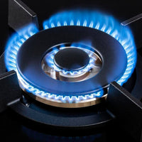 Cooktop à Gás Tecno 5 Bocas Vitrocerâmico 90cm com queimador Dual Flame aceso em vidro vitrocerâmico preto e trempes em ferro fundido