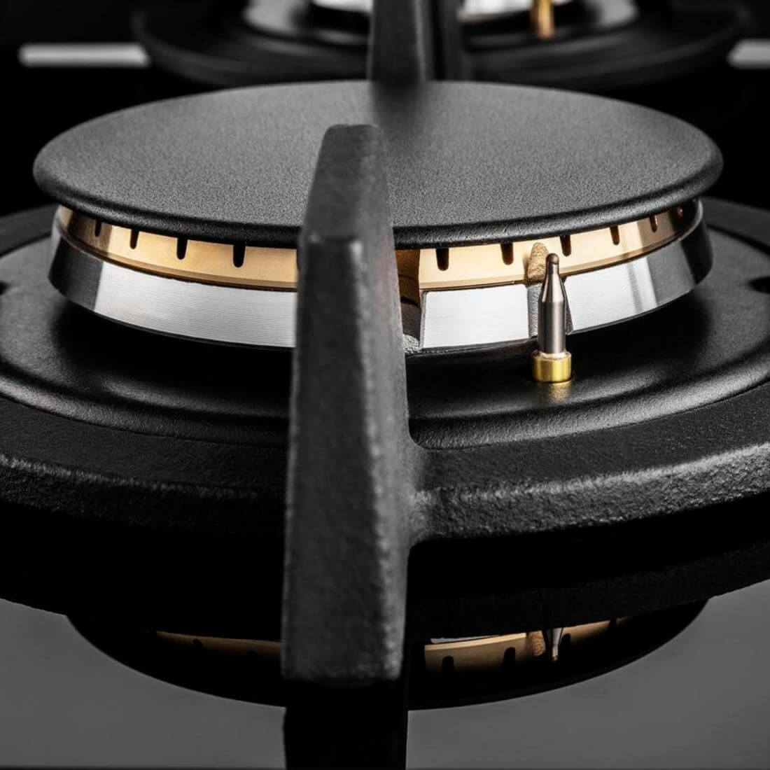 Cooktop a Gás Tecno Rota 5 Bocas Vitrocerâmico 151cm mostrando queimador tripla chama em acabamento preto vitrocerâmico e trempe ferro fundido