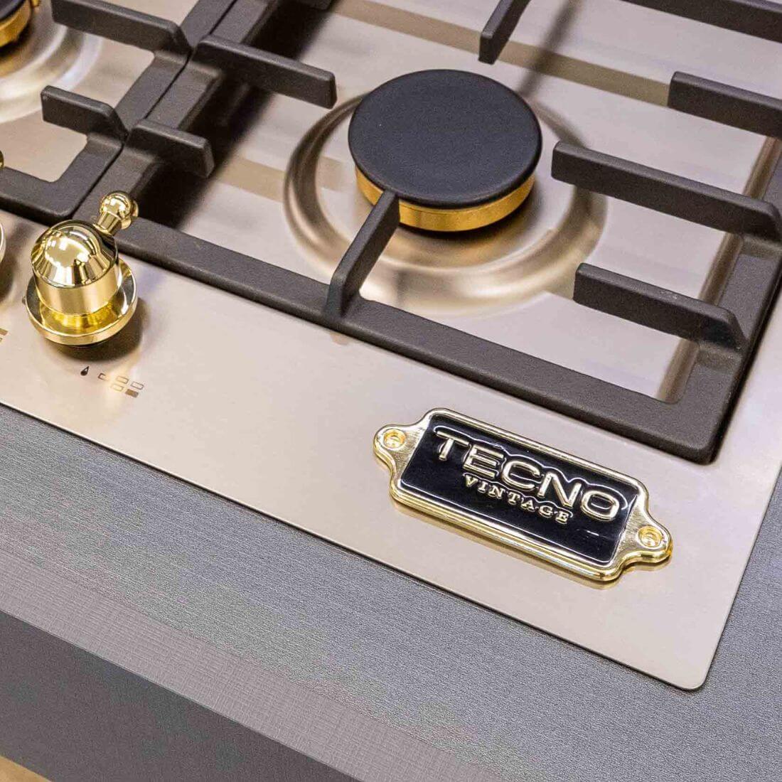 Cooktop a Gás Tecno Vintage Linear 4 Bocas Inox 110cm em inox com queimadores Sabaf, trempes ferro fundido e manípulos em latão