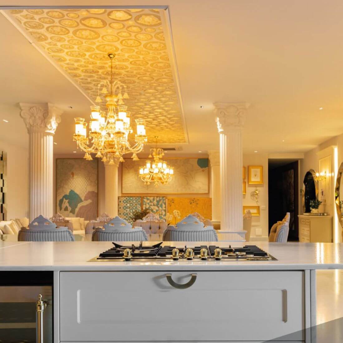 Cooktop a Gás Tecno Vintage 5 Bocas Inox 90cm em inox com queimadores Sabaf, trempes inox e painel frontal em cozinha italiana luxuosa