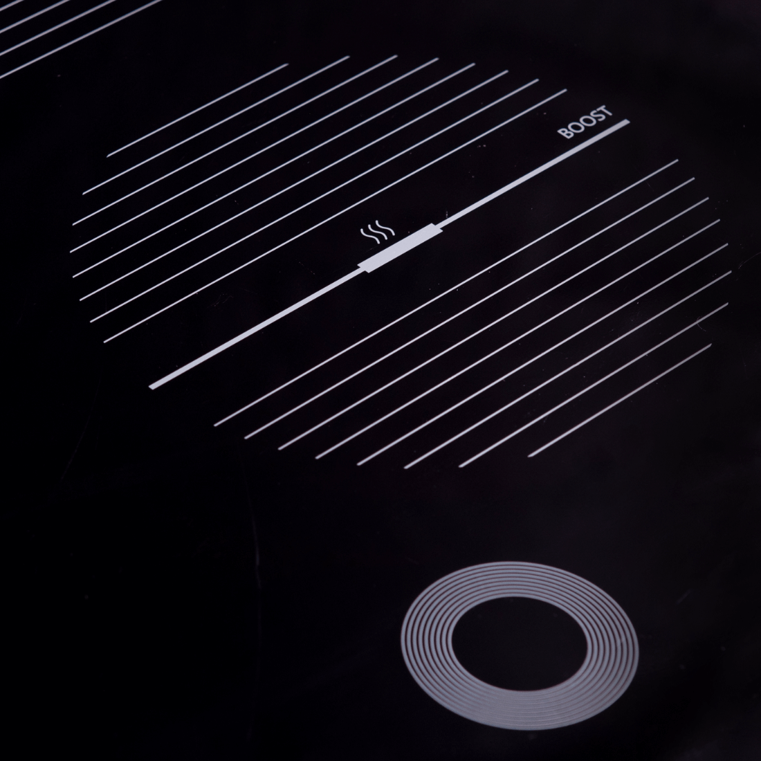 Cooktop de indução Cuisinart Arkton 4 Zonas 60cm em vitrocerâmica preta mostrando zona booster e marcações táteis do painel touch