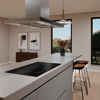 Cooktop de Indução Debacco Montreal 5 Zonas 90cm instalado em ilha com superfície vitrocerâmica preta, design moderno e coifa inox