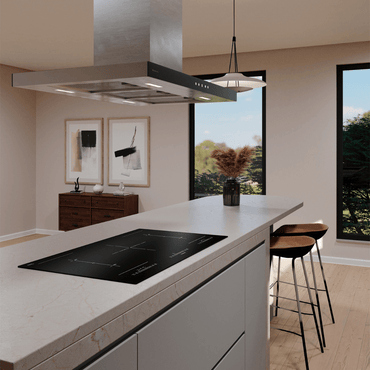 Cooktop de Indução Debacco Montreal 5 Zonas 90cm instalado em ilha com superfície vitrocerâmica preta, design moderno e coifa inox