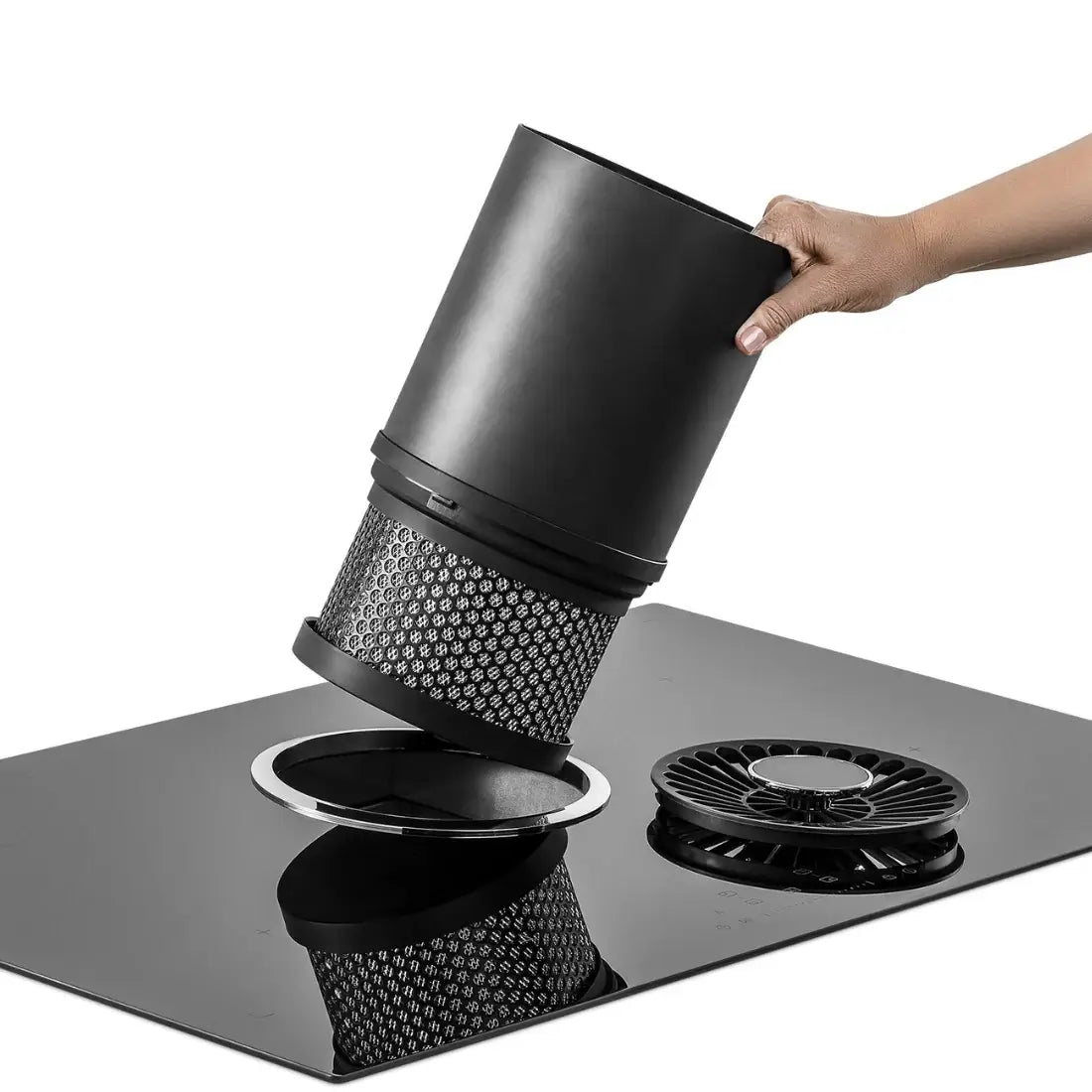 Cooktop de Indução Tecno com Coifa Retrátil 90cm: filtro removível sendo encaixado na coifa retrátil sobre superfície vitrocerâmica preta
