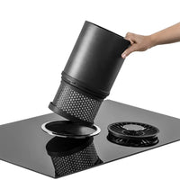 Cooktop de Indução Tecno com Coifa Retrátil 90cm: filtro removível sendo encaixado na coifa retrátil sobre superfície vitrocerâmica preta