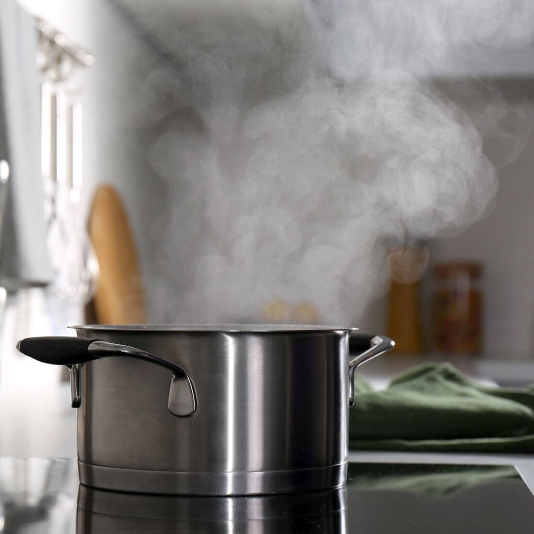 Cooktop Dominó de indução Tecno 2 zonas 30cm: cooktop de indução italiano com mesa vitrocerâmica preta, painel touch frontal e duas zonas de aquecimento