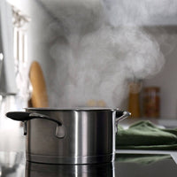 Cooktop Dominó de indução Tecno 2 zonas 30cm: cooktop de indução italiano com mesa vitrocerâmica preta, painel touch frontal e duas zonas de aquecimento