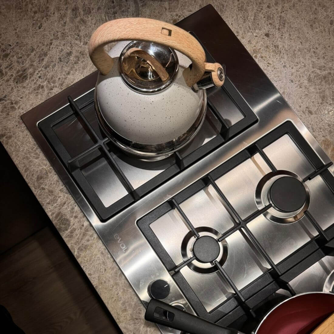 Cooktop Evol a Gás 5 Bocas Inox 90cm em aço inox 304 com bule sobre queimadores Sabaf — design moderno e acabamento inox