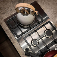 Cooktop Evol a Gás 5 Bocas Inox 90cm em aço inox 304 com bule sobre queimadores Sabaf — design moderno e acabamento inox