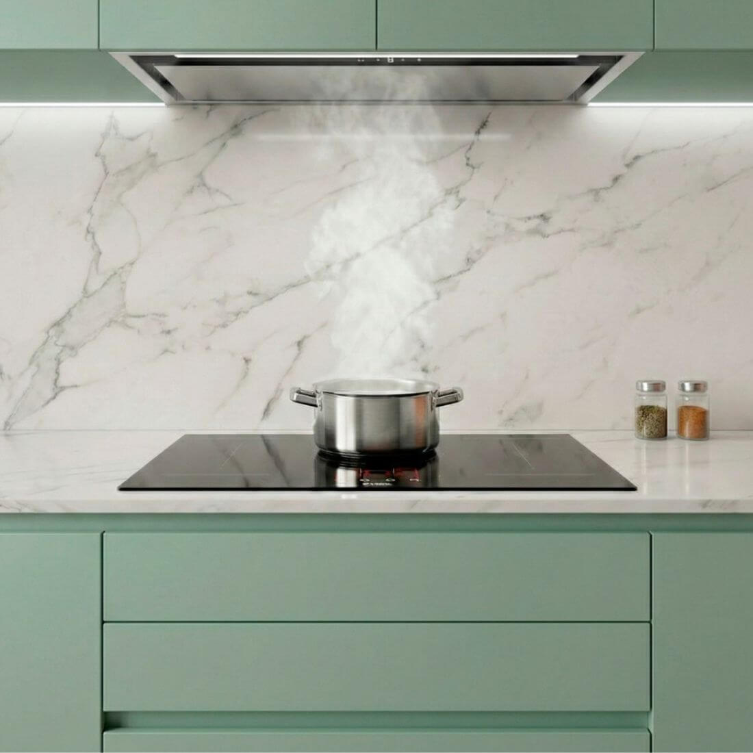 Cooktop Evol Indução 5 Bocas 90cm preto vitrocerâmico com panela fervendo e exaustor em cozinha moderna
