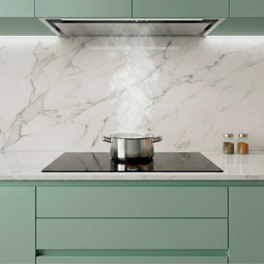 Cooktop Evol Indução 5 Bocas 90cm preto vitrocerâmico com panela fervendo e exaustor em cozinha moderna