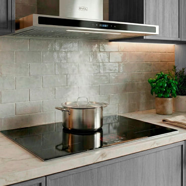 Cooktop Evol Indução preto vitrocerâmico 5 zonas 90cm com panela inox sobre superfície e painel TFT touch central