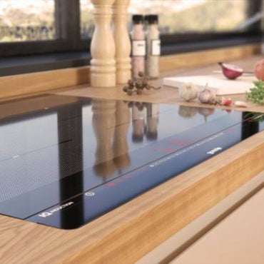 Cooktop de indução Gorenje 4 zonas de 80 cm, design moderno em cozinha com ingredientes frescos.