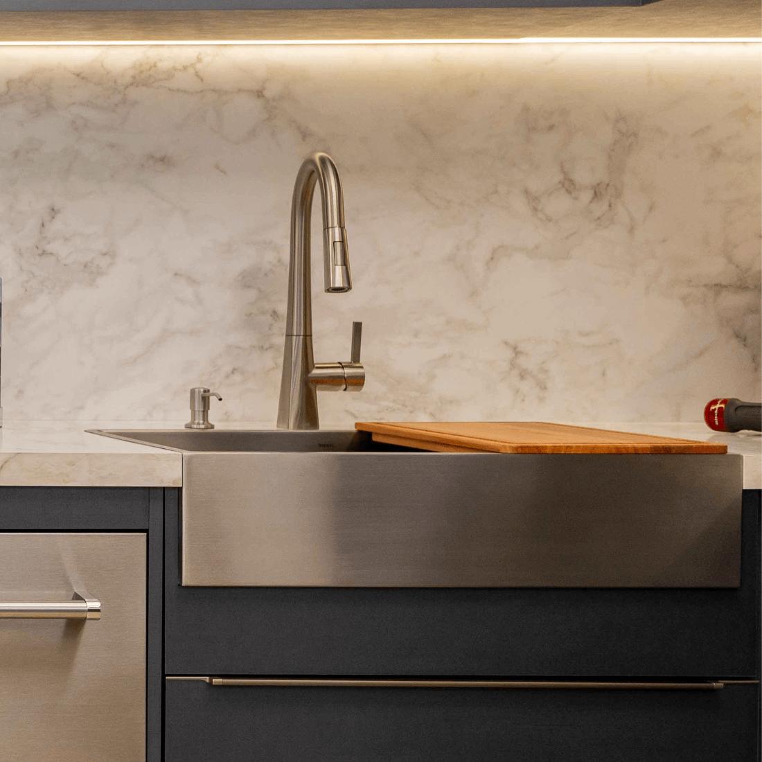 Cuba Mekal Farm Sink Inox Escovado 50cm - Cuba Mekal farmhouse de embutir em inox escovado linha reta simples com torneira alta e tábua de corte