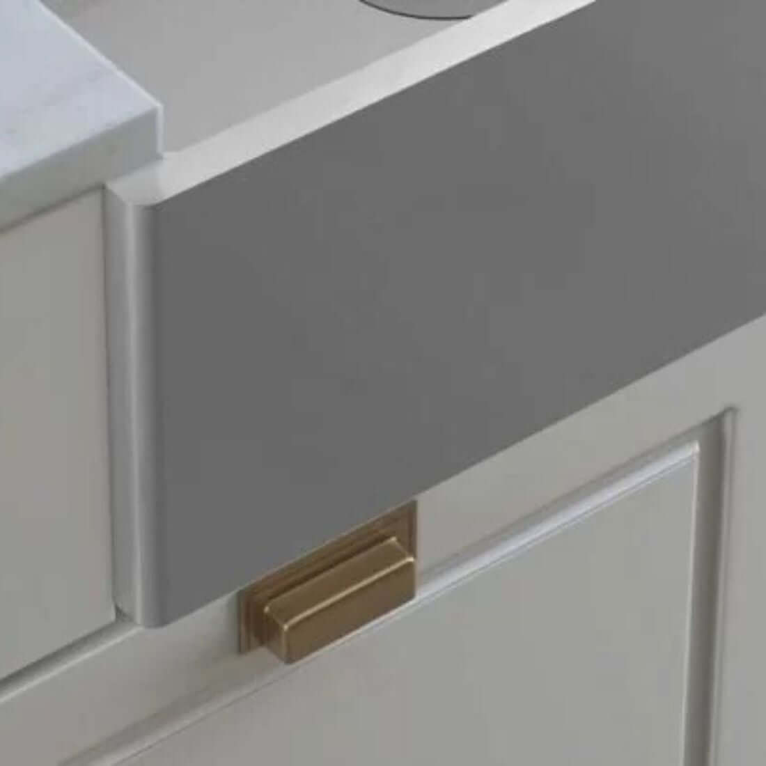 Cuba Debacco Quadratino 75cm em aço inox escovado estilo fazenda instalada em bancada com gaveta e puxador dourado